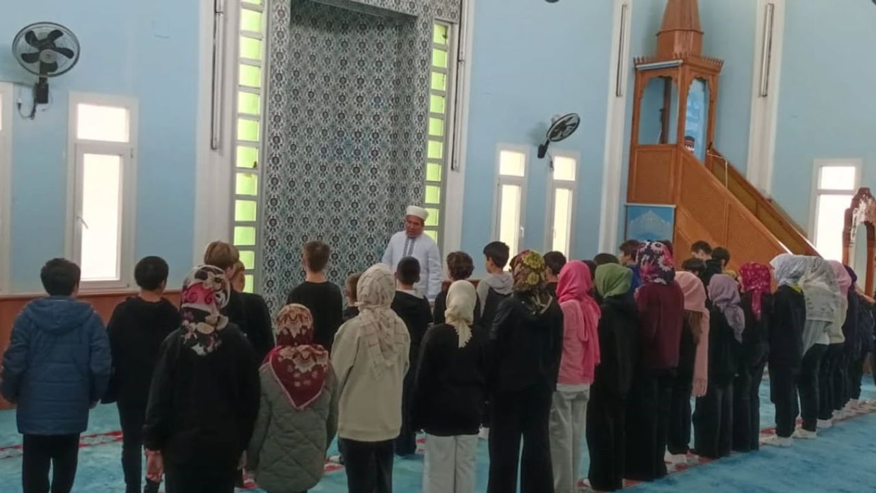 Öğrenciler Camilerin Tarihini Yerinde Öğreniyor
