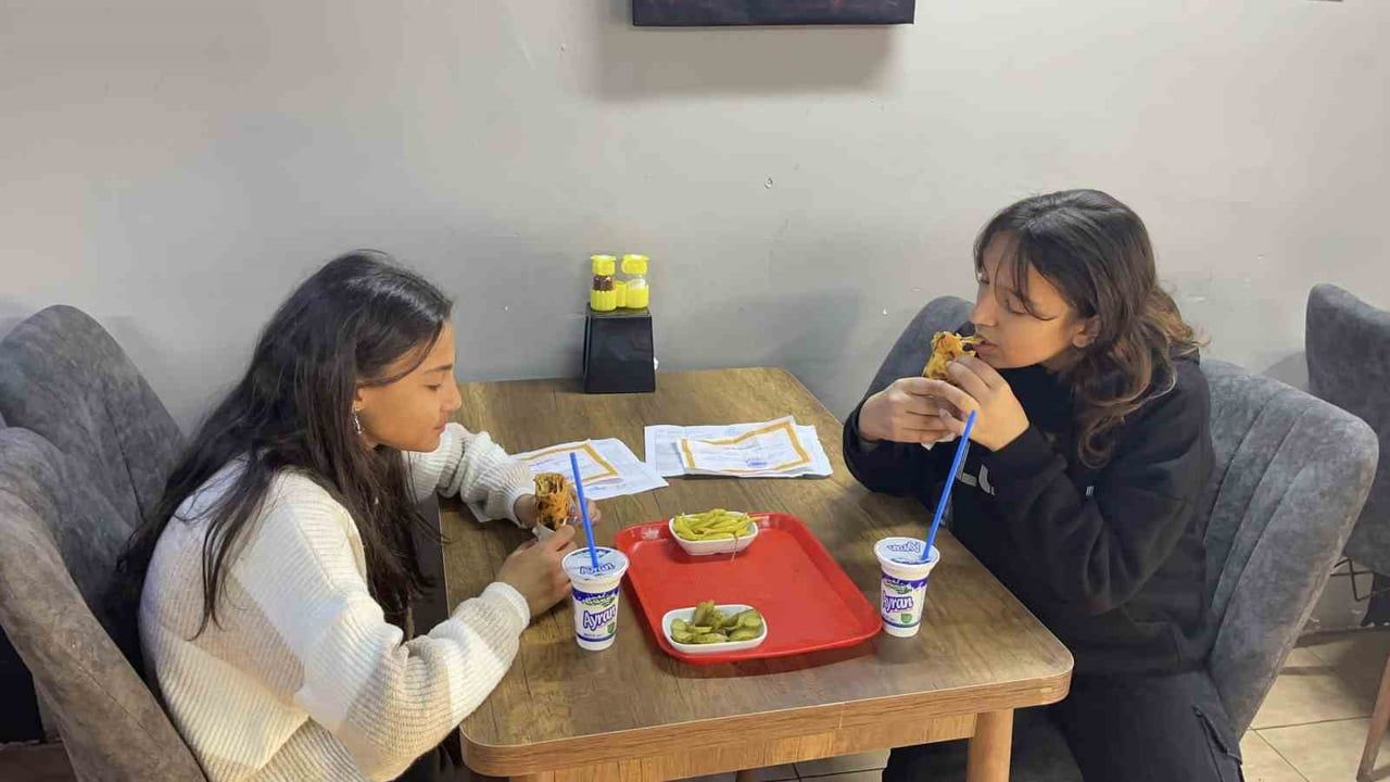 Öğrencilere Ücretsiz Döner Sürprizi