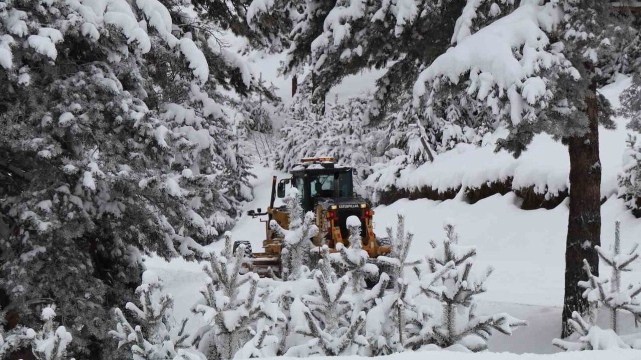 Oltu'da Mahalle Yolları İçin Karla Mücadele Devam Ediyor