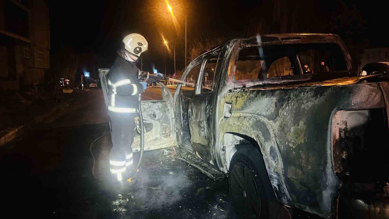 Ordu'da Seyir Halindeki Kamyonet Alev Alev Yandı