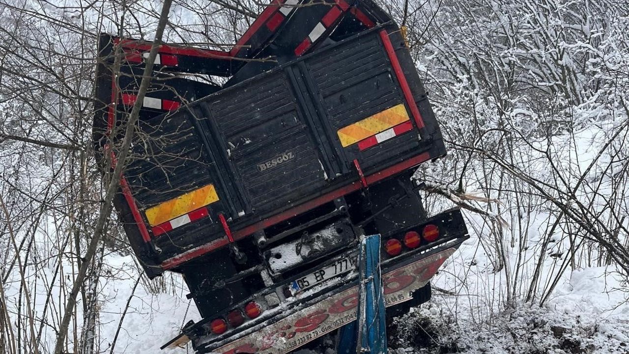 Ordu'da Tır Uçuruma Düştü, Sürücü Yaralandı