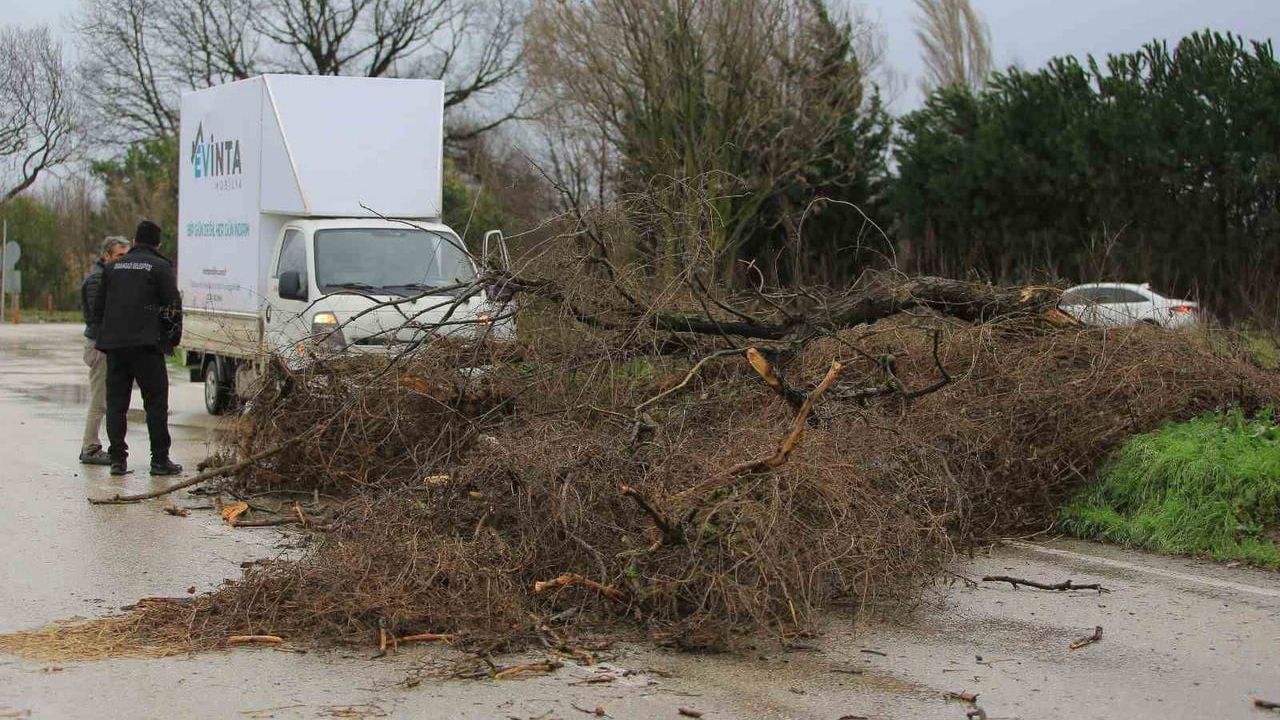 Osmangazi Belediyesi Lodosla Mücadelede Hızlı Müdahale Gerçekleştirdi