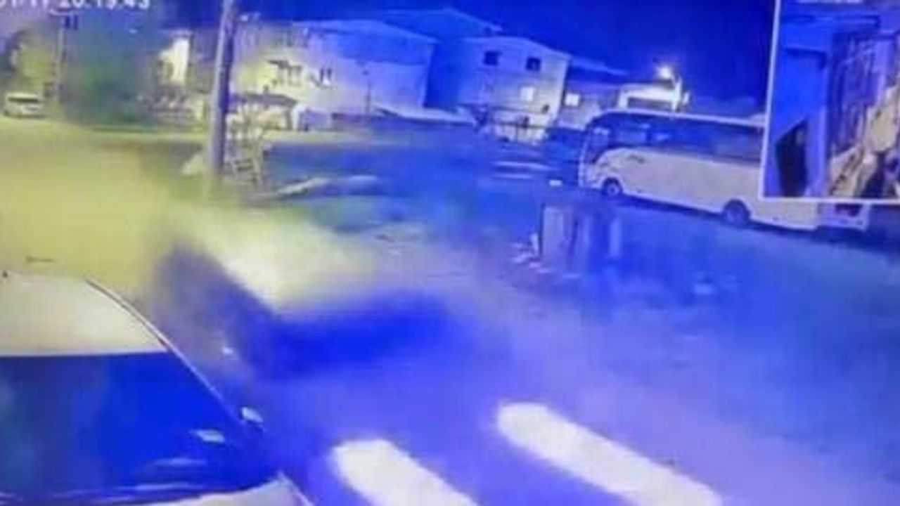 Osmangazi'de Park Halindeki Araca Çarpıp Kaçan Sürücü Aranıyor