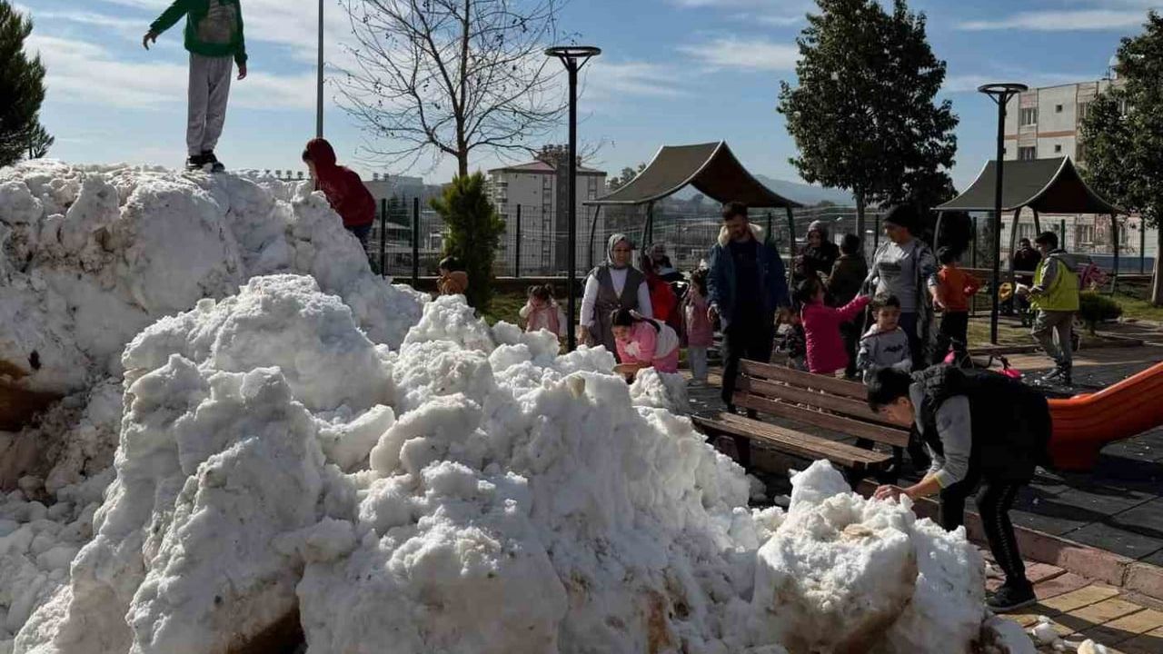 Osmaniye'de Çocukların Kar Sevinci