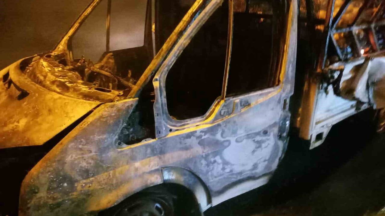 Osmaniye'de Kamyonette Yangın: Zamanında Müdahale Felaketi Önledi