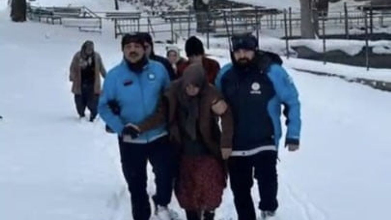 Osmaniye'de Kar Engeli Aşıldı: 2 Hasta Sağlık Ekipleri Tarafından Kurtarıldı