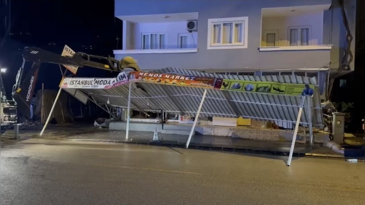 Osmaniye'de Şiddetli Rüzgar Sundurma Çatısını Sökerek Tehlike Yarattı