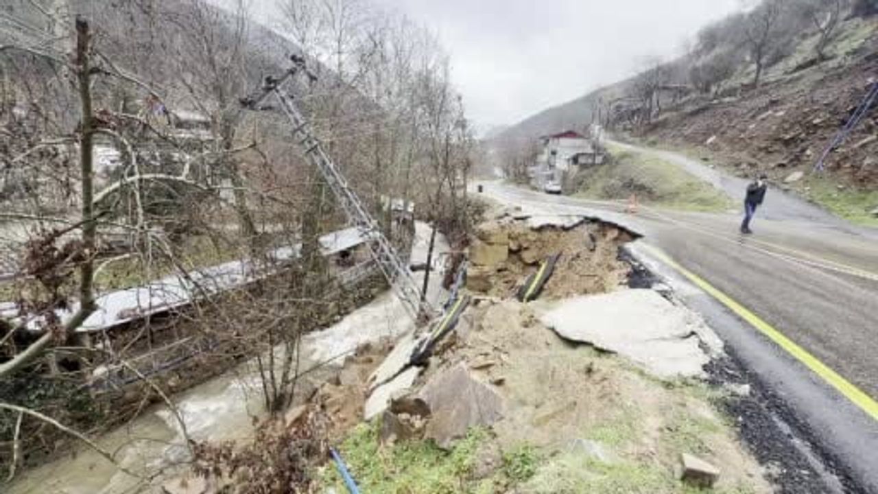 Osmaniye'de Şiddetli Yağış Sonrası Yolda Göçük Olayı