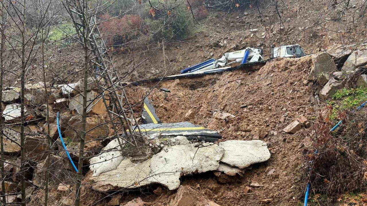 Osmaniye'de Şiddetli Yağış Sonrası Yolda Göçük ve Elektrik Kesintisi