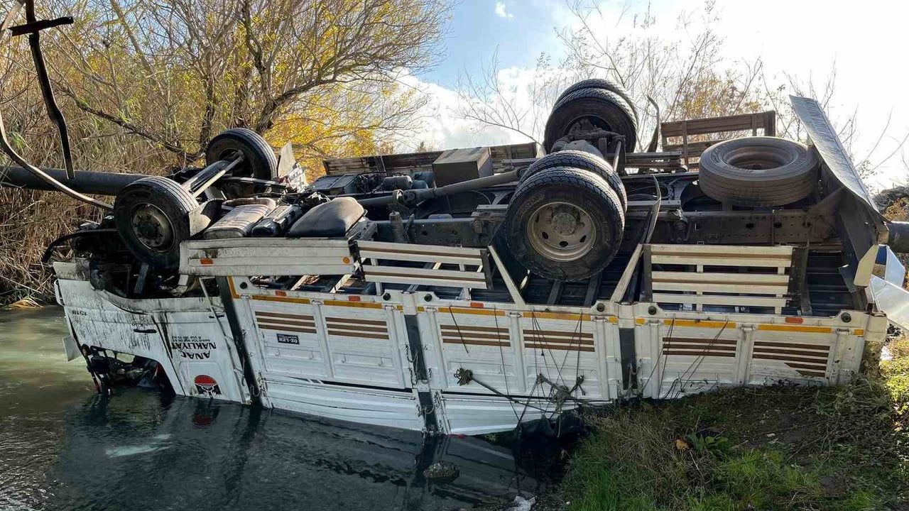 Osmaniye'de Turp Yüklü Kamyon Dereye Devrildi
