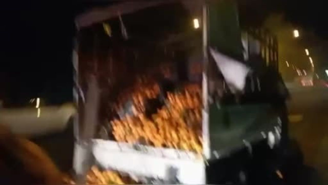 Osmaniye'deki Mandalina Yüklü Kamyonette Yangın Kontrol Altına Alındı