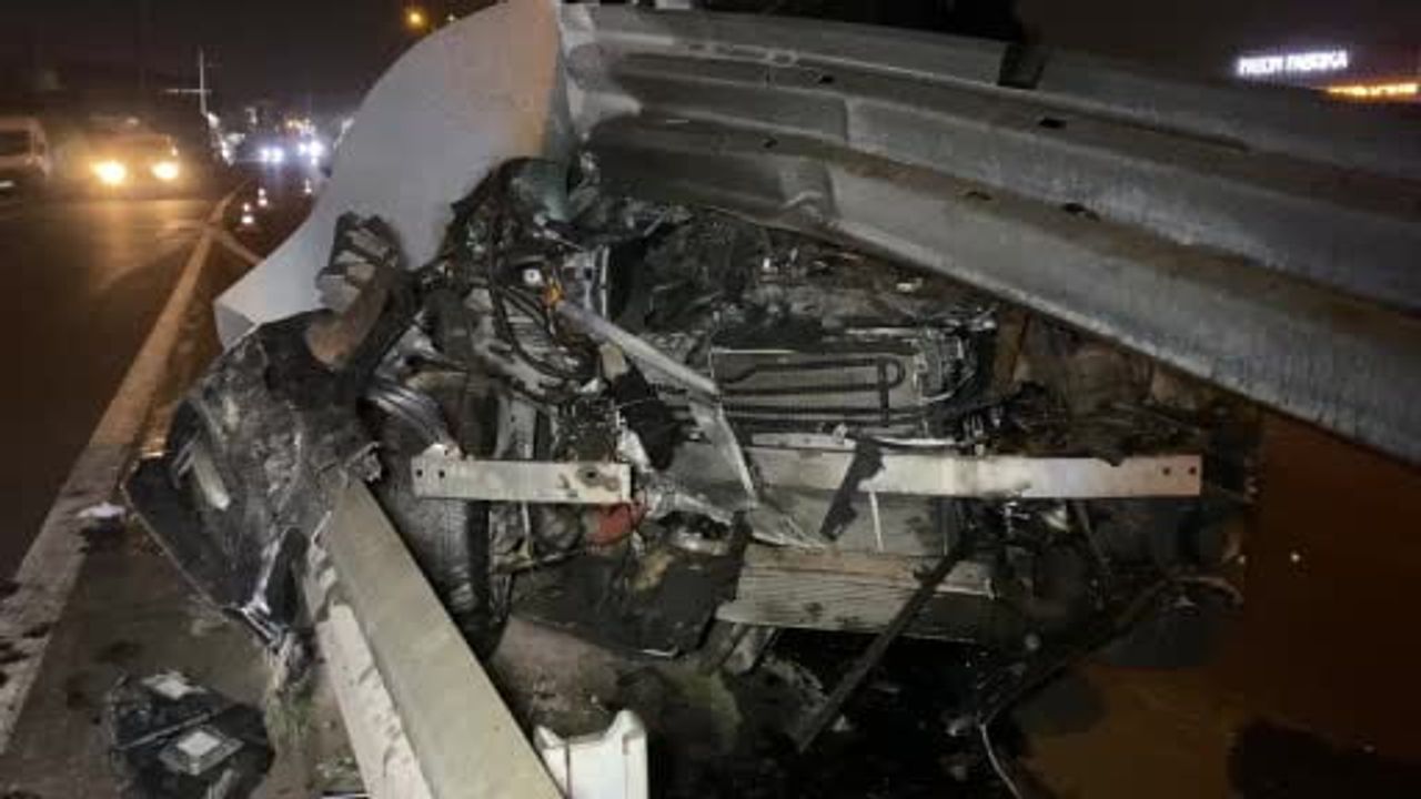 Otomobil Bariyere Saplandı, Sürücü Kılpayı Kurtuldu