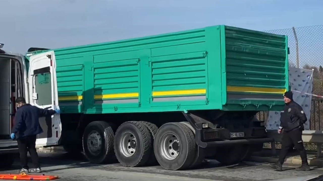 Otomotiv Kazası: Kamyon Şoförü Kabin Altında Can Verdi