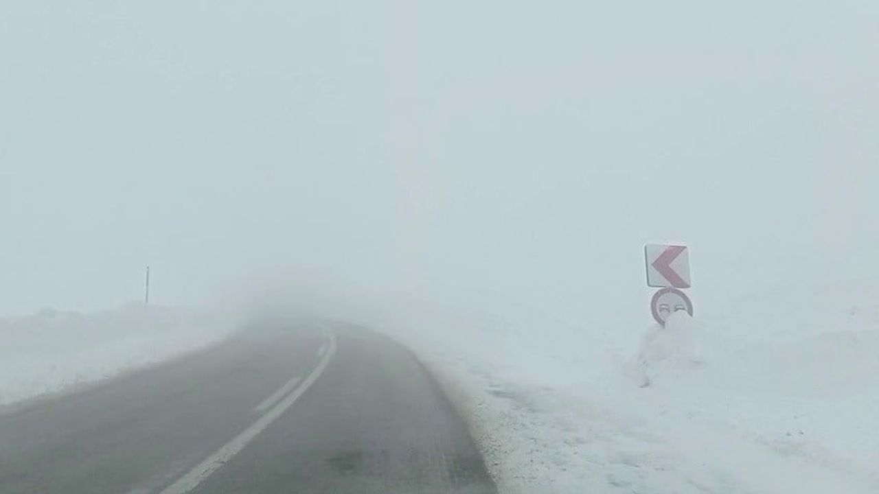 Palandöken Geçidinde Yoğun Sis Sürücüleri Zorluyor