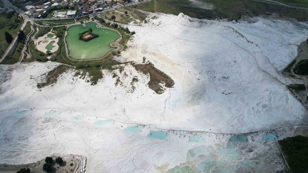 Pamukkale 2025'te En Çok Ziyaret Edilen İkinci Örenyeri Oldu