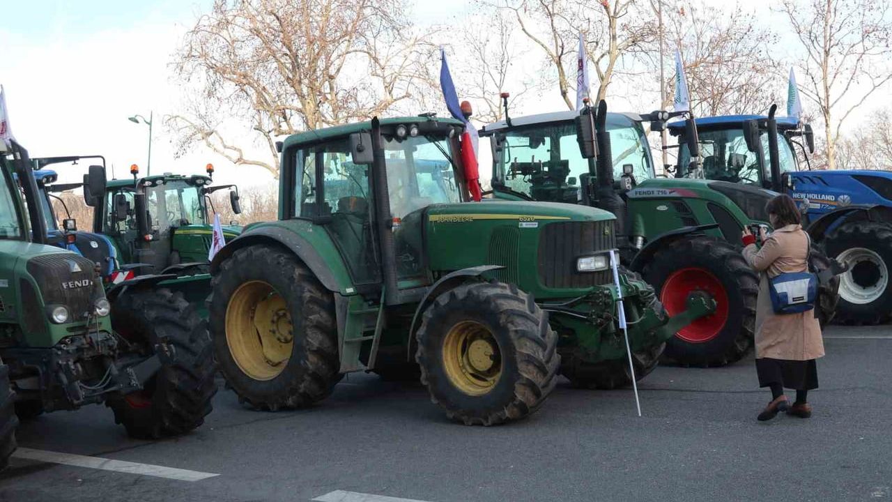 Paris'te Çiftçilerden AB-Mercosur Anlaşmasına Protesto