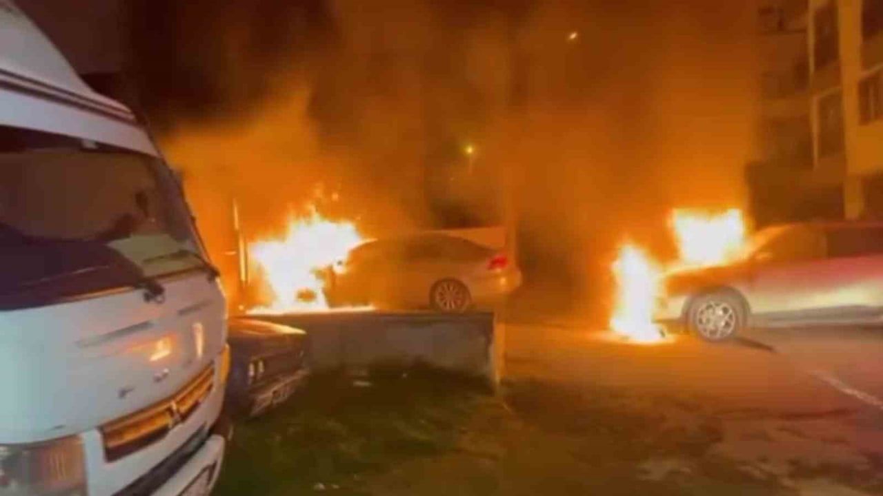 Park Halinde Otomobil Yangını: İki Araç Zarar Gördü