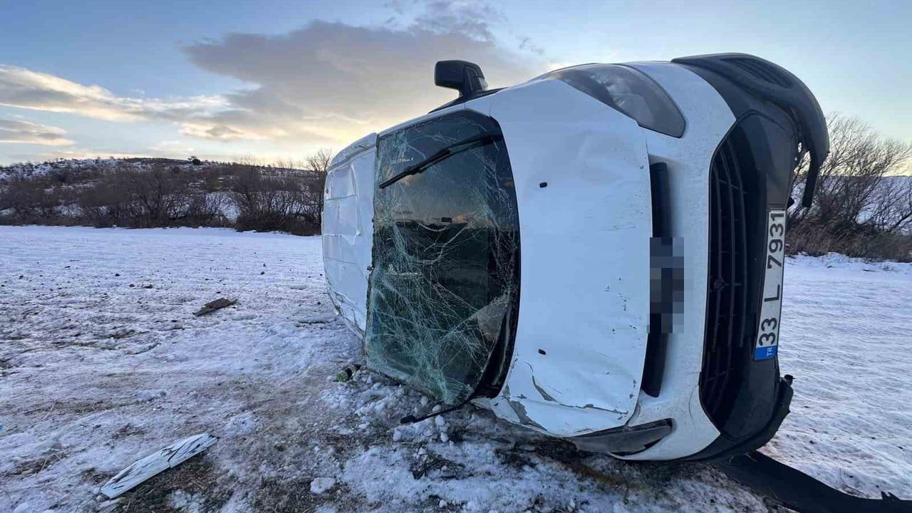 Patlayan Tekerle Takla Atan Minibüs 4 Yaralı