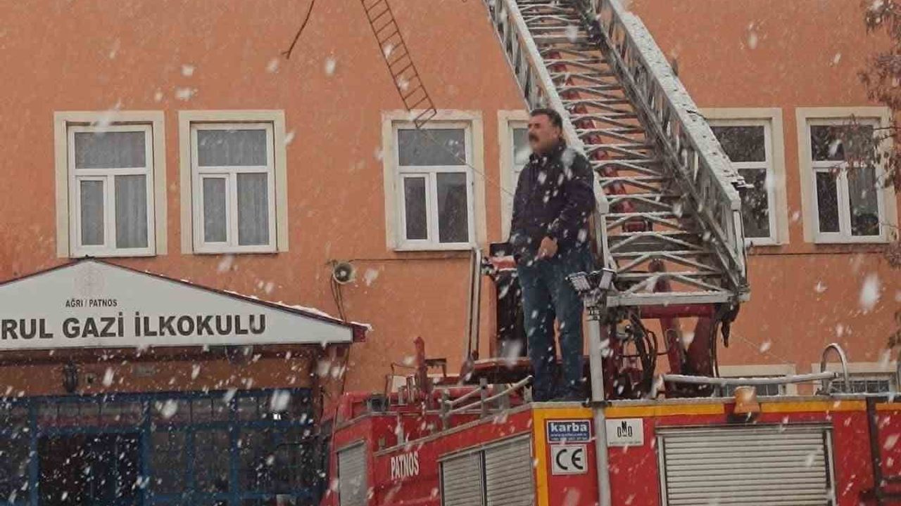 Patnos'ta Buz Sarkıtlarına Karşı Önlemler Alınıyor