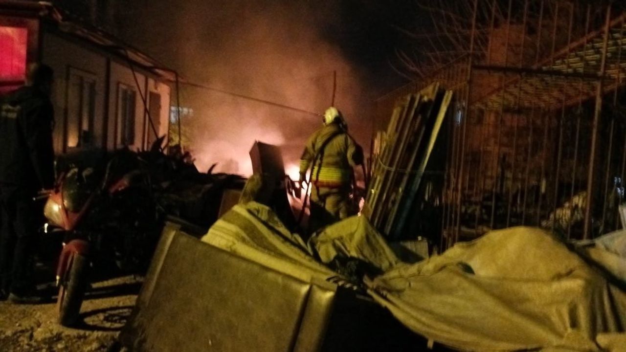 Payas'taki Hurdalık Yangını Kontrol Altına Alındı