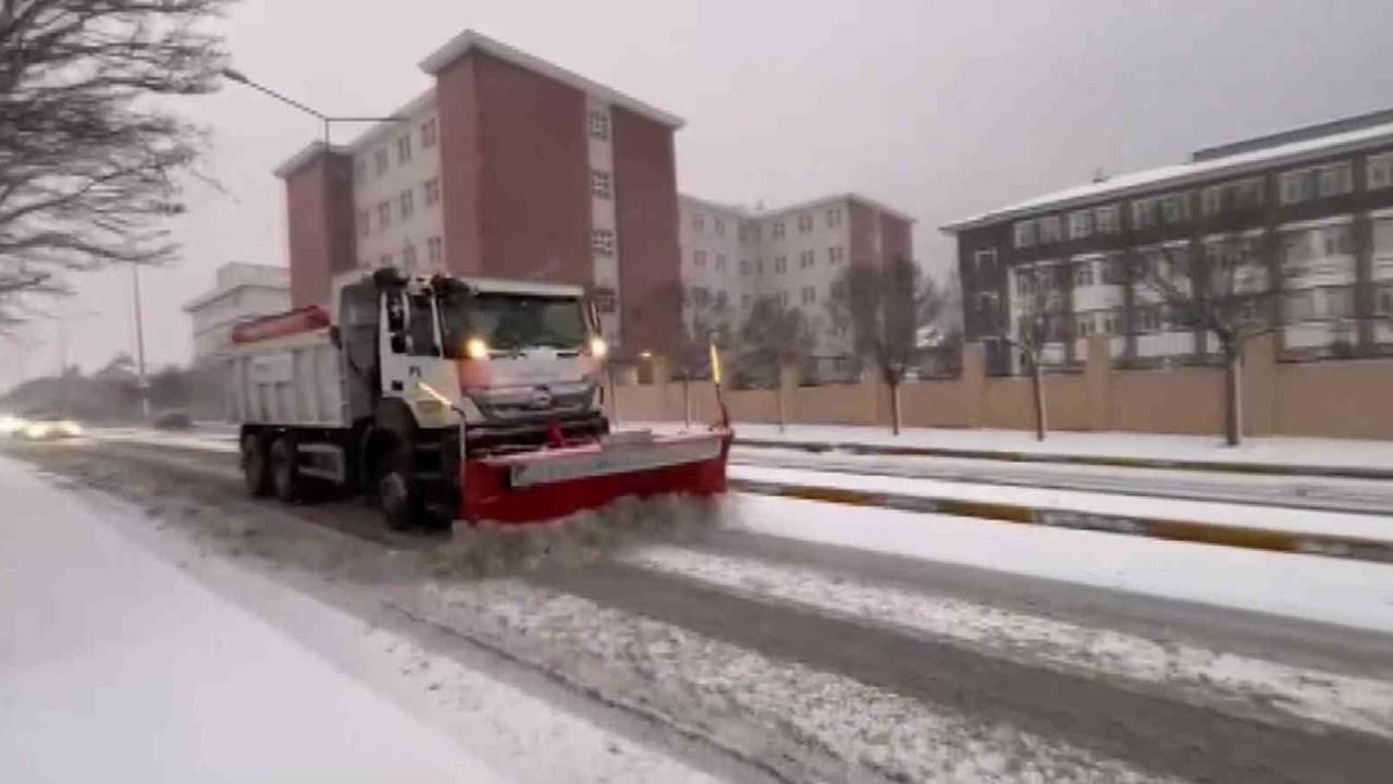 Pendik Belediyesi Karla Mücadele Çalışmalarını Sürdürüyor