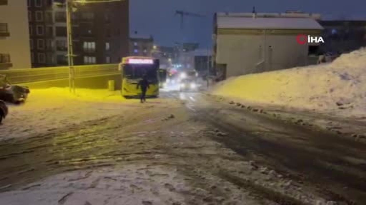 Pendik’te Kar Temizliği Sürüyor, Uygun Lastiği Olmayan Otobüsler Yolda Mahsur Kaldı