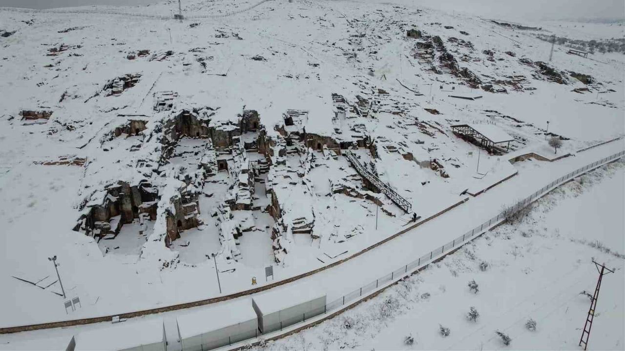 Perre Antik Kenti Kışın Beyaza Büründü