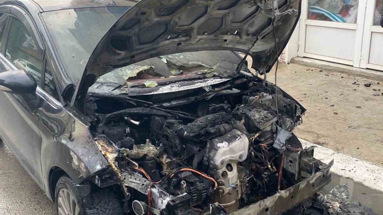 Pınarhisar'da Park Halindeki Araç Yangını