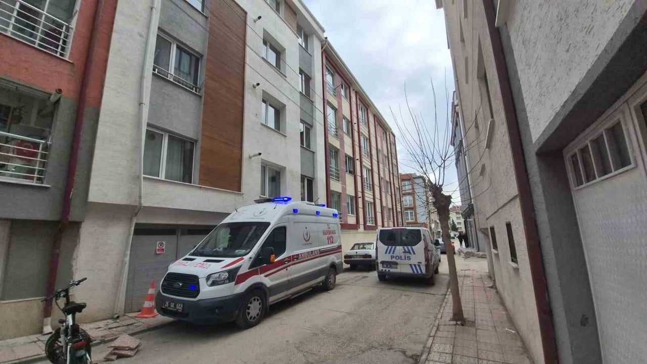 Polis 86 Yaşındaki Kadını Kapıyı Kırarak Kurtardı