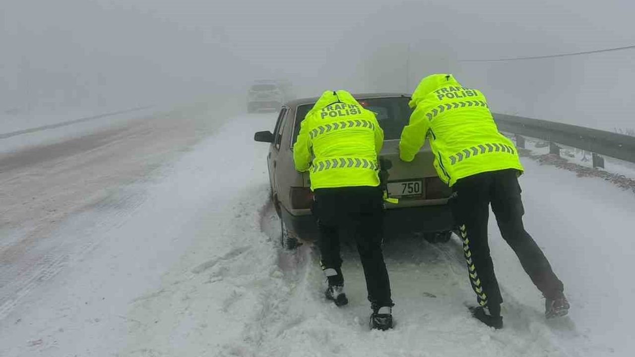 Polis Ekipleri Karla Mahsur Kalan Vatandaşların Yanında