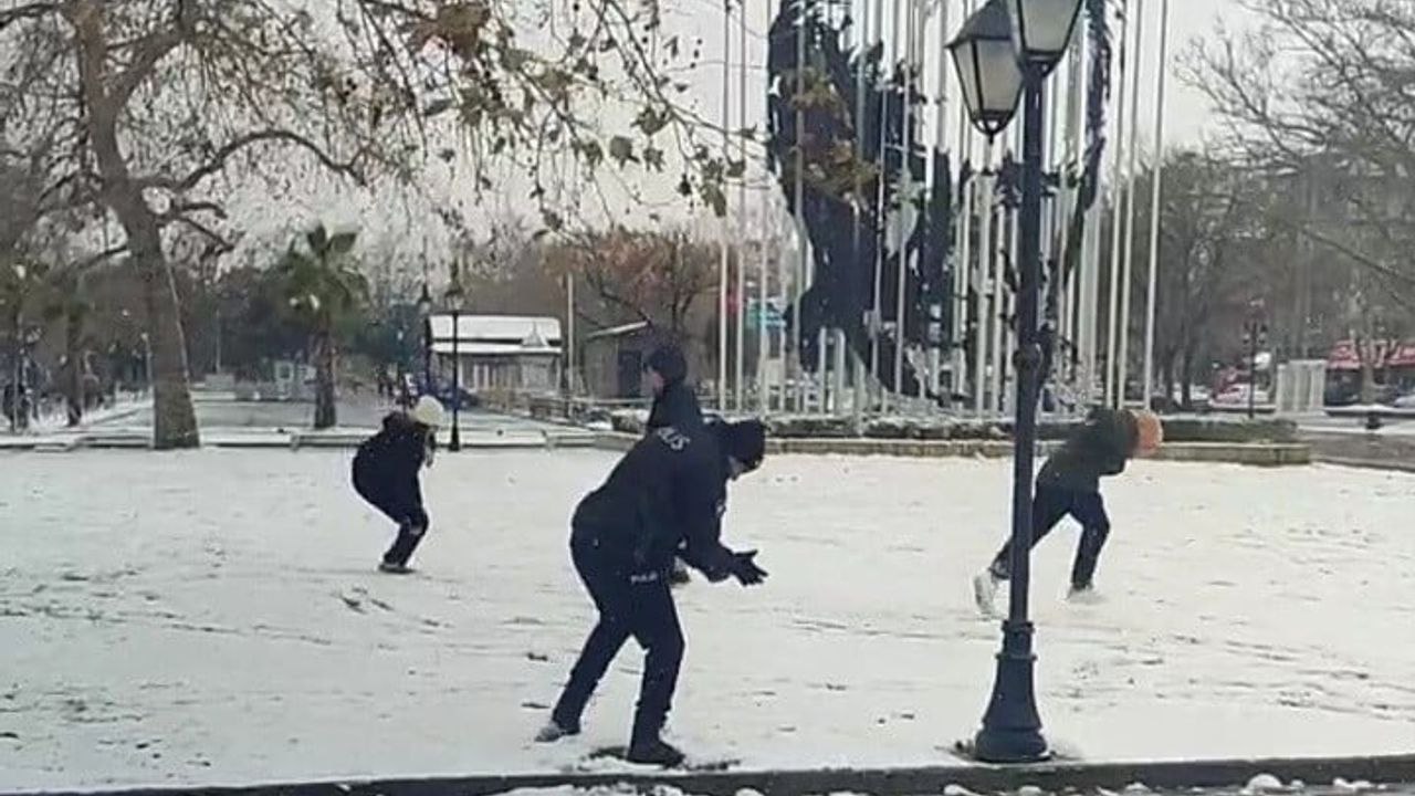 Polis ve Çocuklardan Kartopu Eğlencesi