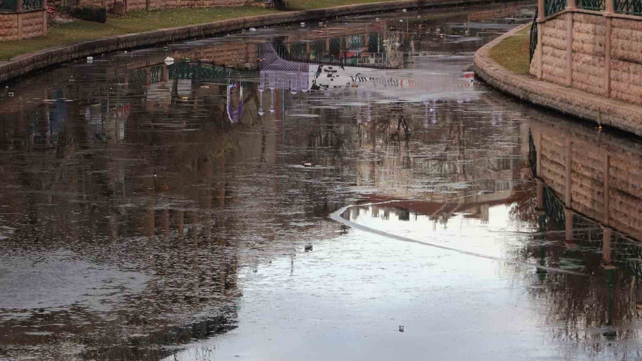 Porsuk Çayı'ndaki Buzlar Erimeye Başladı