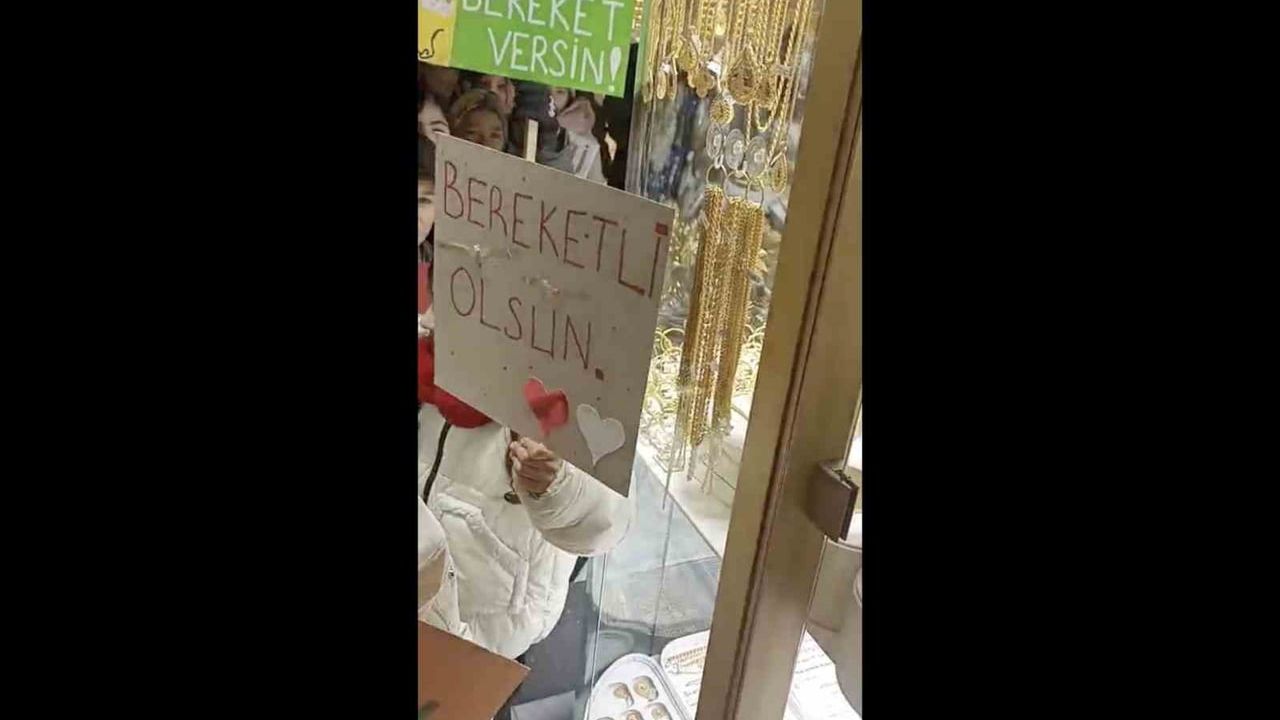 Reşitpaşa İlkokulu Öğrencileri 'Türkiye Selamlaşıyor' Projesi ile Bursa'da Anlamlı Bir Etkinlik Düzenledi