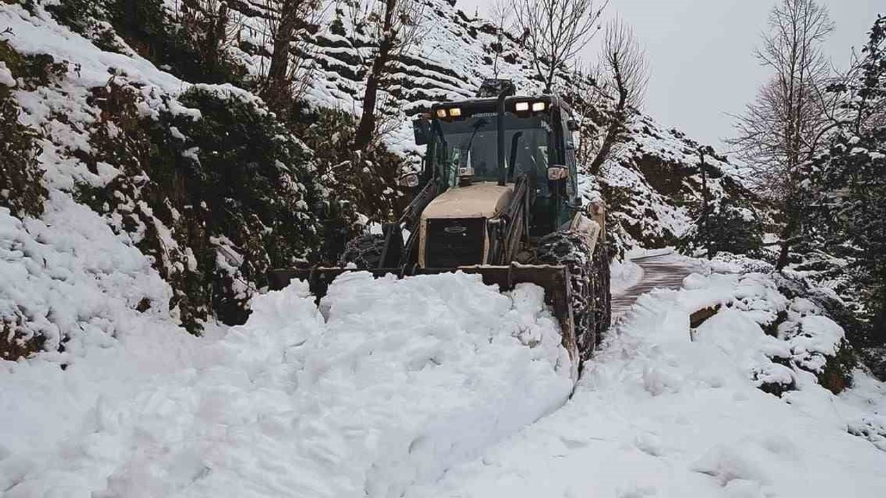 Rize'de Kar Yağışı 17 Köy Yolunu Kapattı