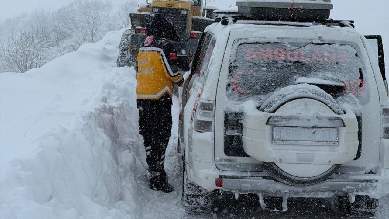 Rize'de Kar Yağışı 31 Köy Yolunu Kapadı