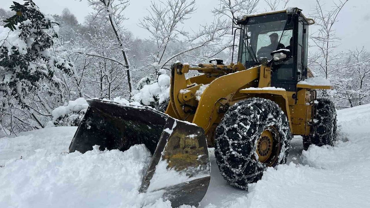 Rize'de Yoğun Kar Yağışı Ulaşımda Problemlere Neden Oluyor