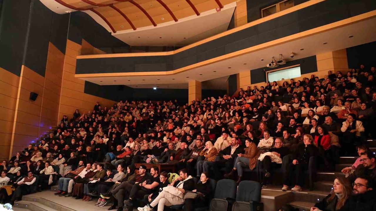 Ruh Öküzüm Tiyatro Oyunu Büyük İlgi Gördü