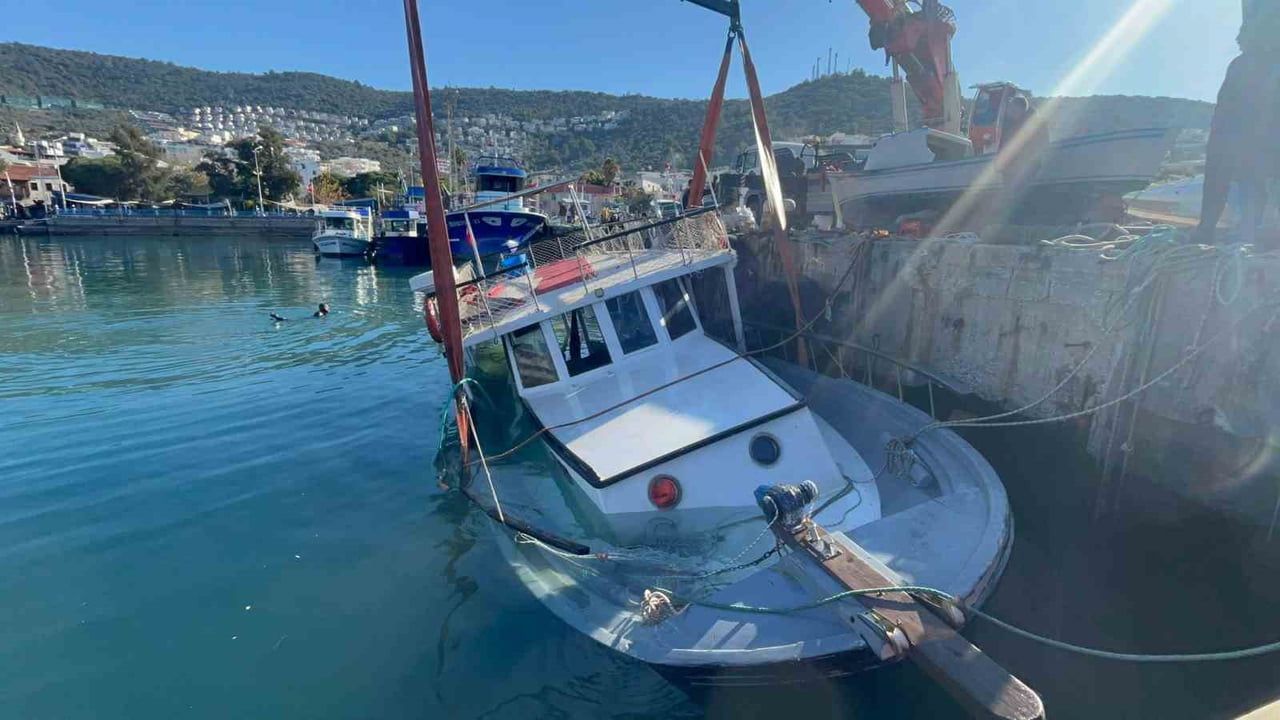 Rüzgarın Zarar Verdiği Güllük'te Balıkçı Teknesi Battı