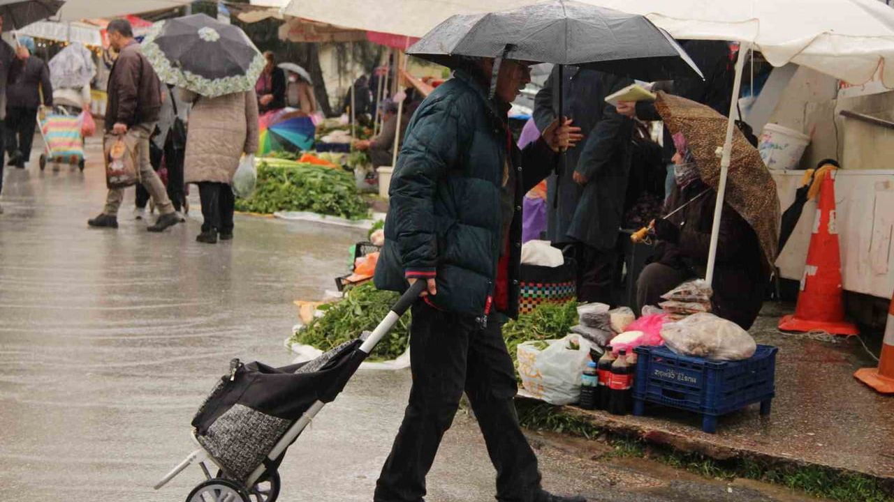 Sağanak Yağış Menteşe Perşembe Pazarını Etkiledi