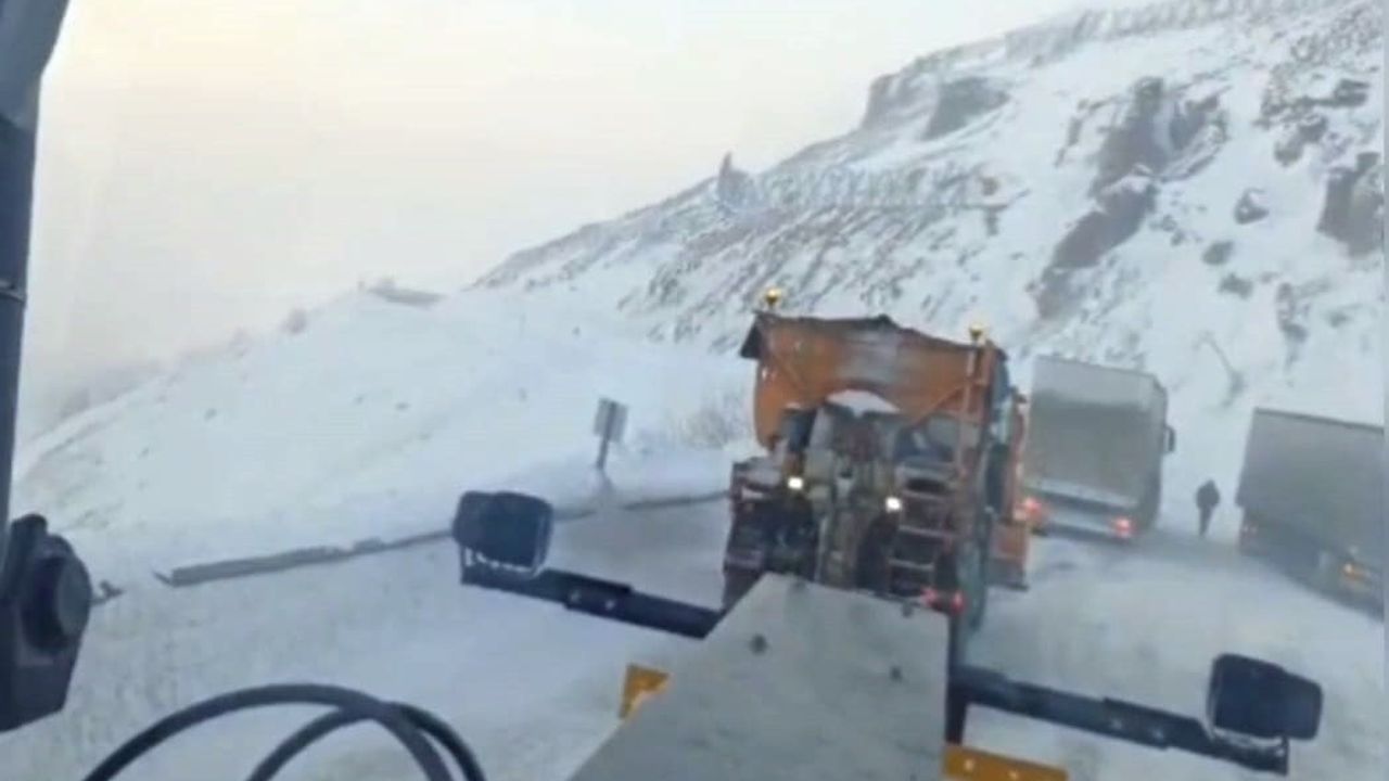 Sahara Geçidi'nde Yoğun Kar ve Çığ Riski Yolu Kapattı
