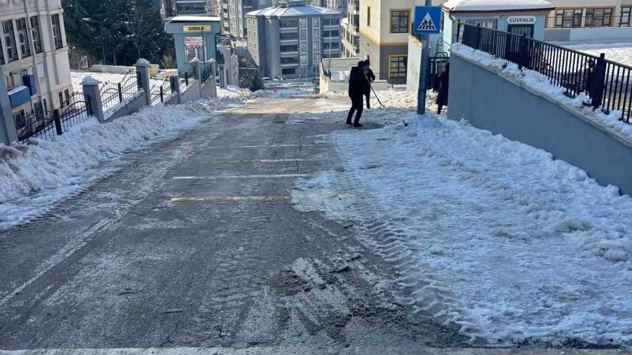 Şahinbey Belediyesi Okul Yollarını Temizledi