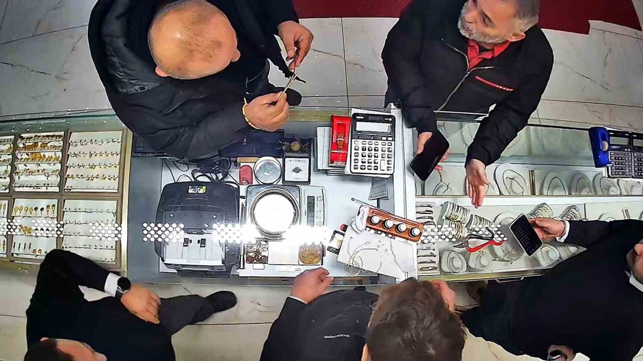 Sahte Altınla Kuyumcuyu Dolandırmaya Çalıştı