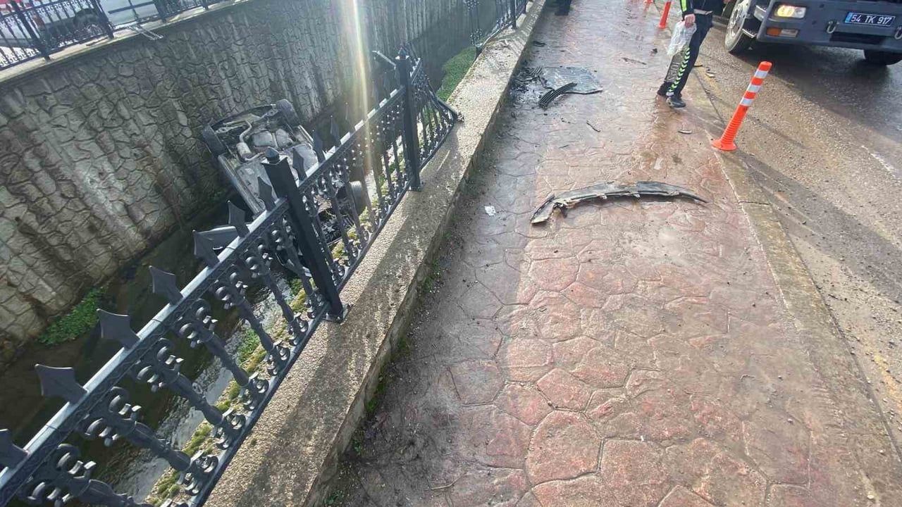 Sakarya Akyazı'da Trafik Kazası: Otomobil Kanalı Aştı