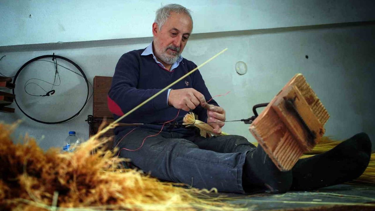 Sakarya'da Geleneksel Ot Süpürgeleri Tehdit Altında