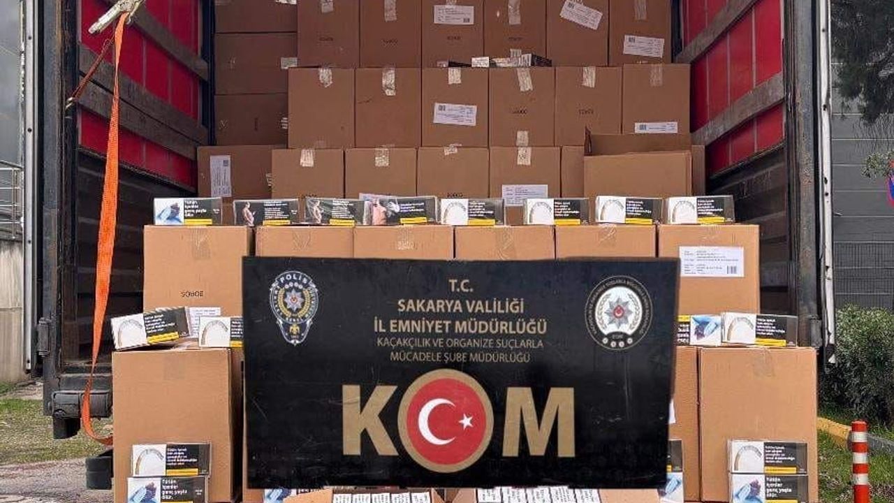 Sakarya'da Otoyolda 6 Milyon Kaçak Makaron Ele Geçirildi