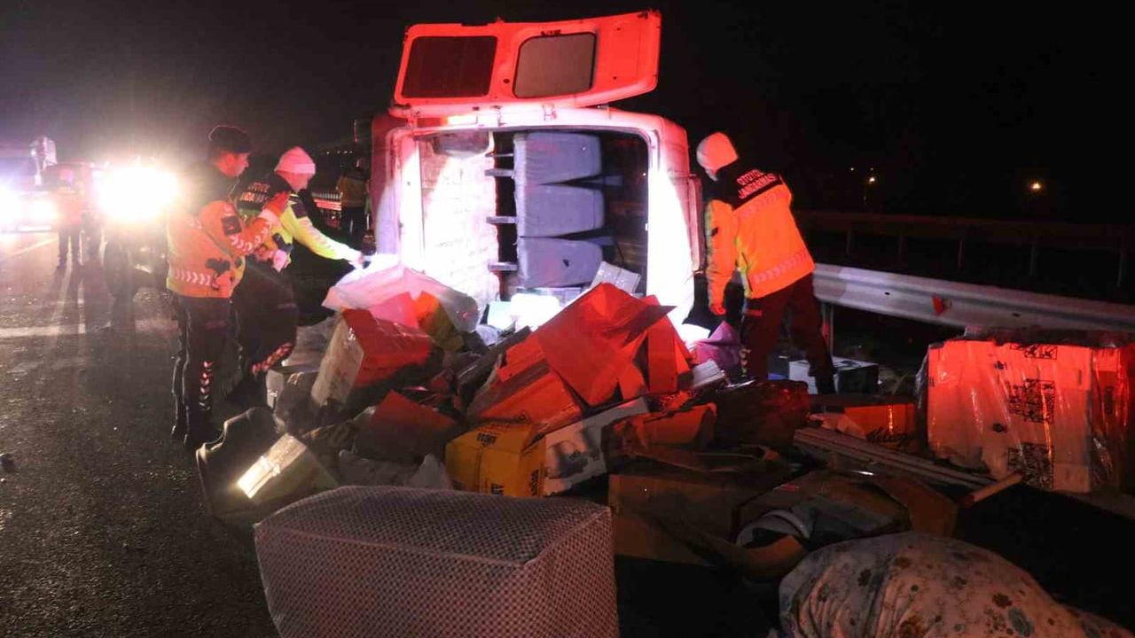 Sakarya'da Otoyolda Feci Kaza: 1 Ölü, 3 Yaralı