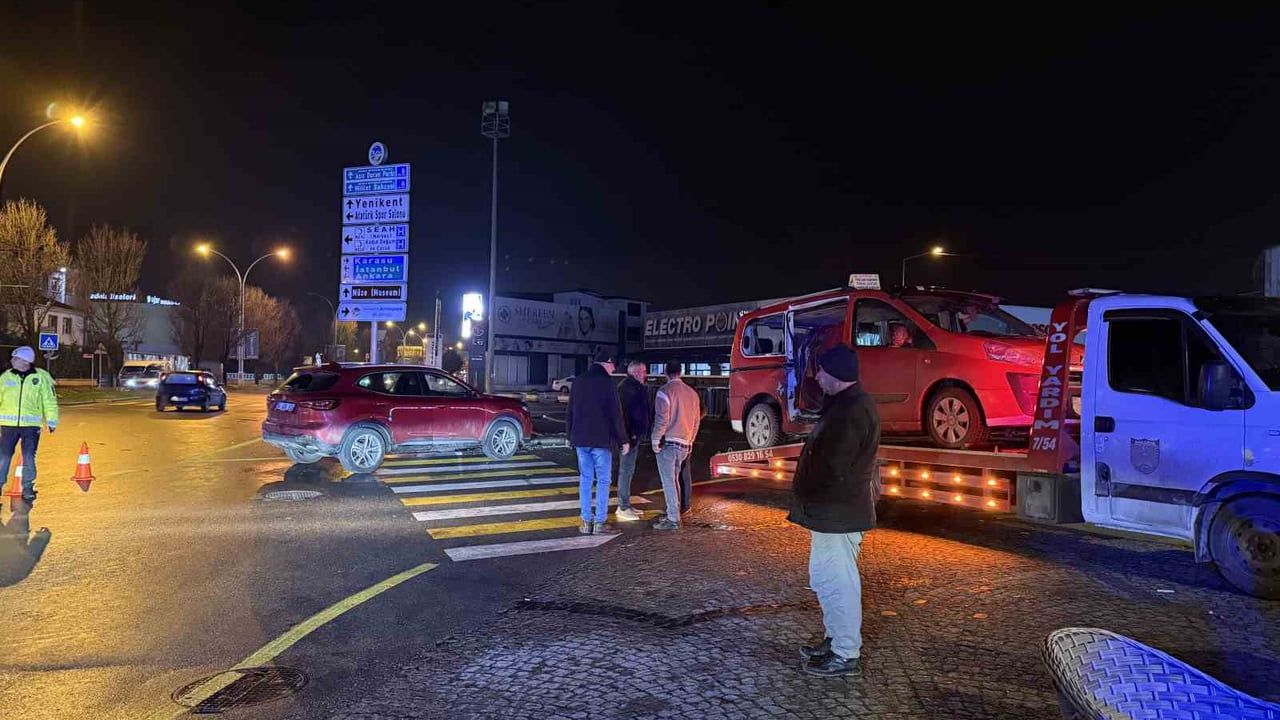 Sakarya'da SUV ve Toplu Taşıma Aracı Çarpıştı