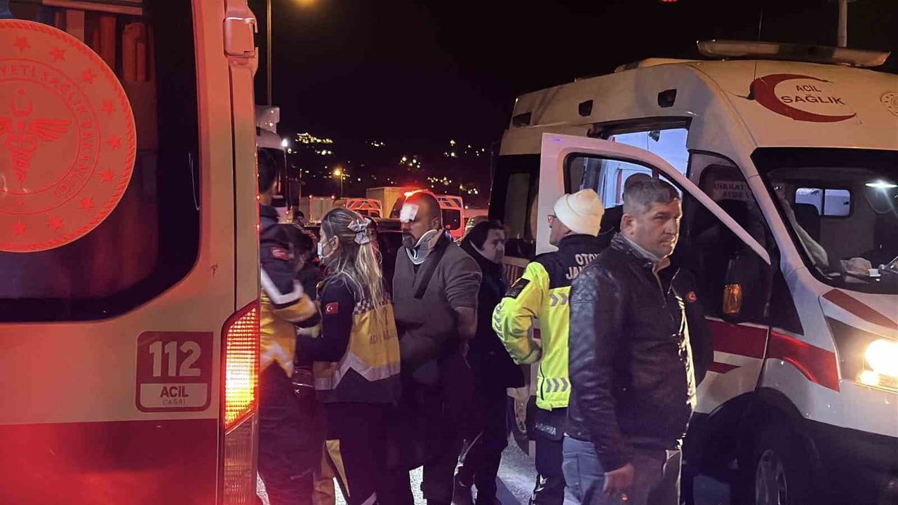 Sakarya TEM Otoyolu'nda Zincirleme Trafik Kazası: 1 Ölü, 19 Yaralı