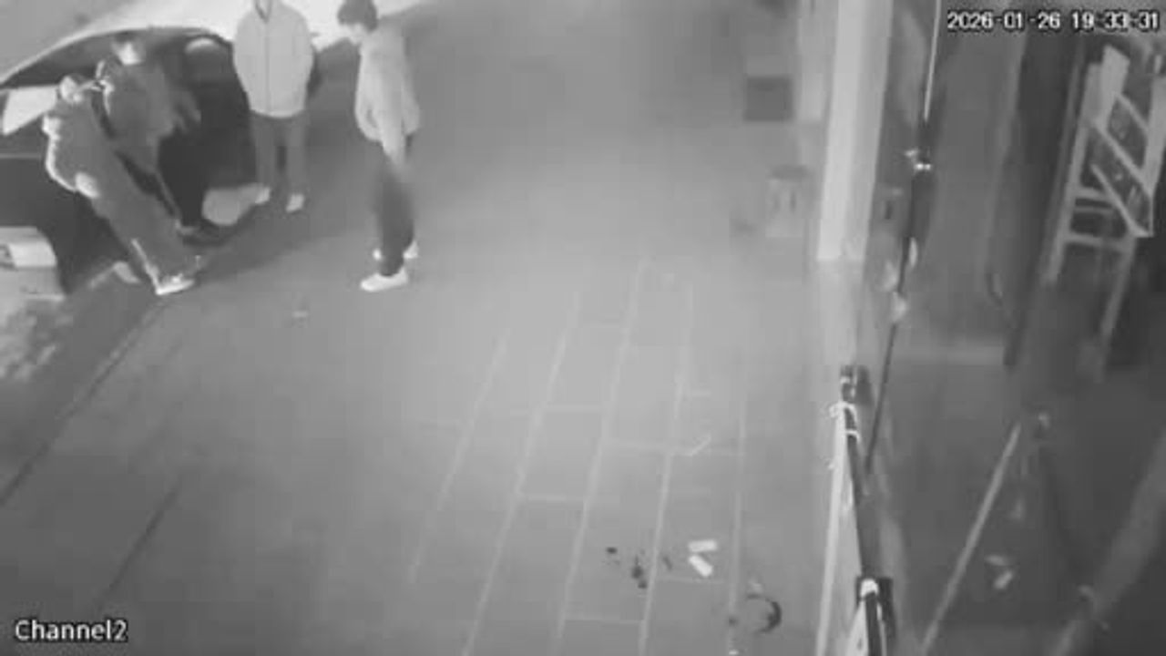 Sakin Sigara İçip Dükkanı Soydular