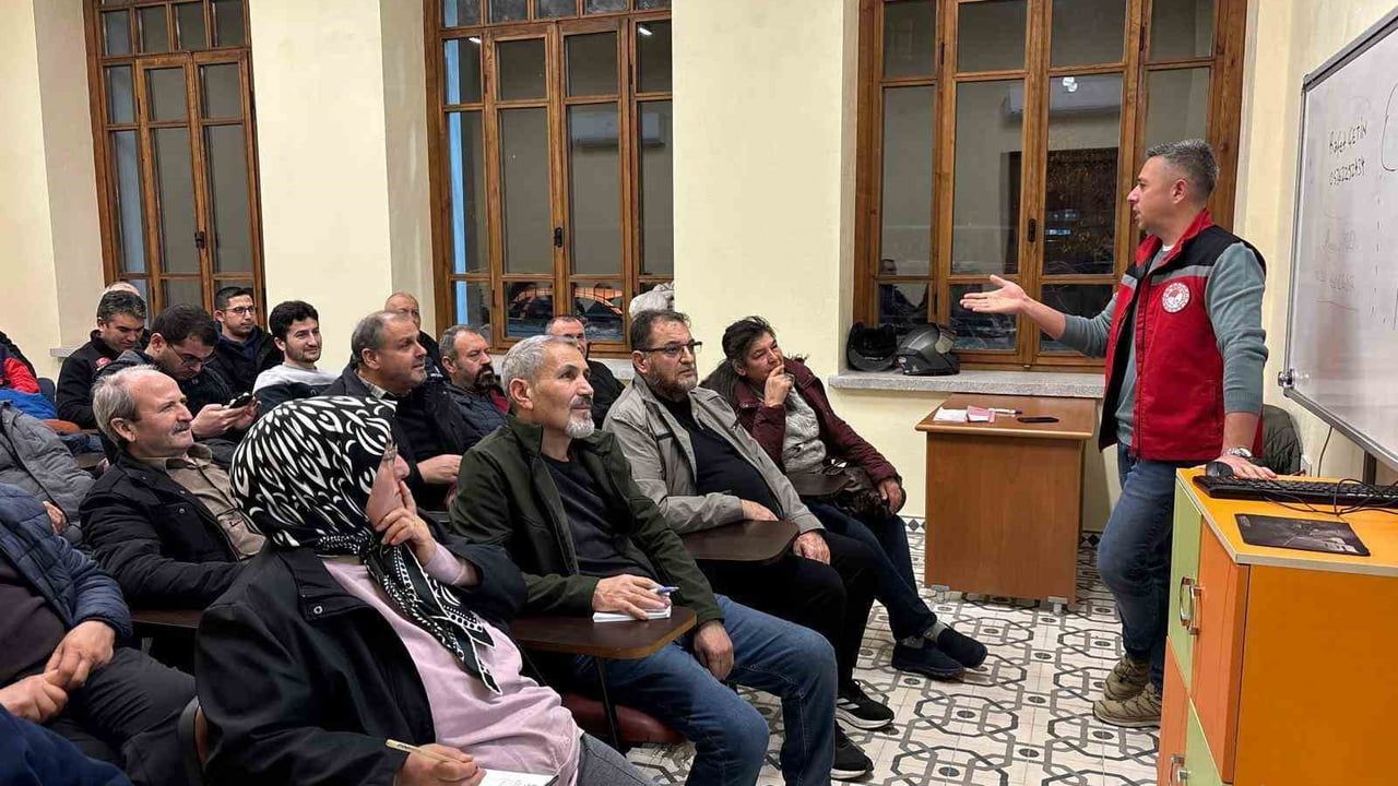 Salihli'de Üreticilere Ücretsiz Budama Eğitimi